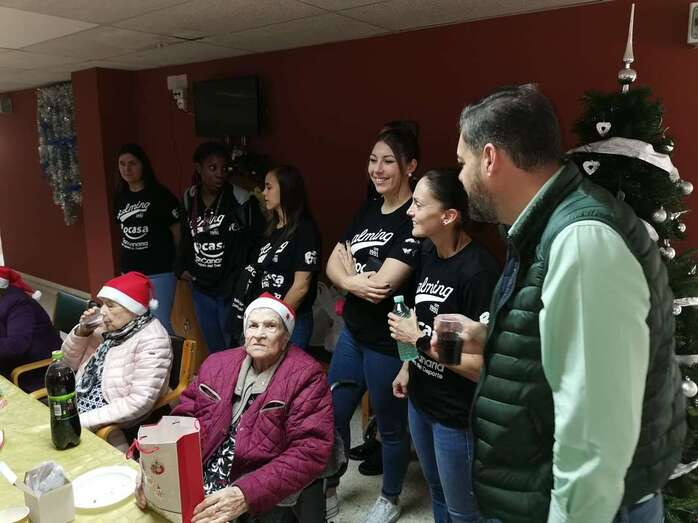 Jugadoras y concejal de Deportes y Servicios Sociales con usuarias del Centro de Día de la Residencia Mixta de Taliarte